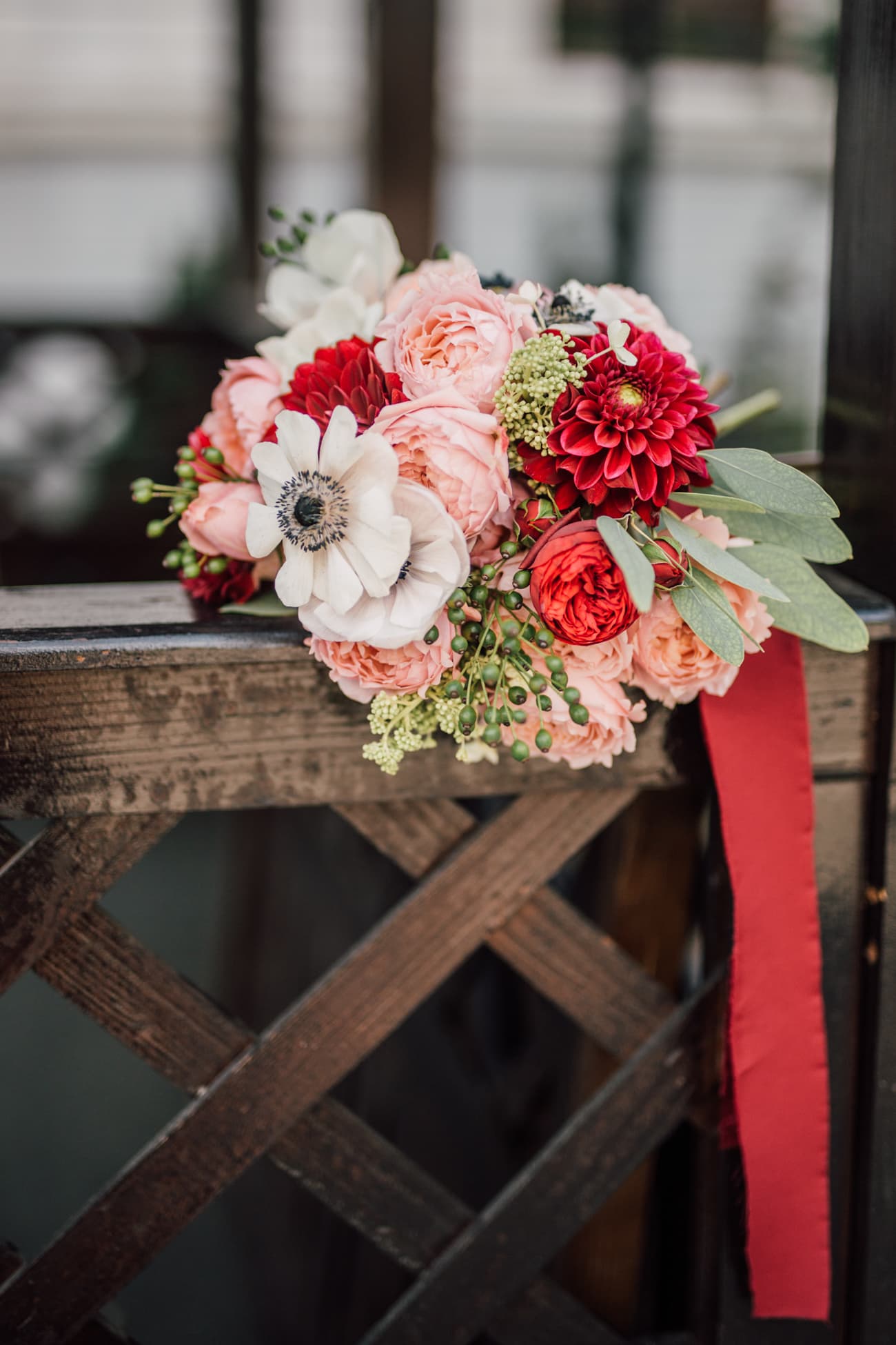 Decor floral — Nuntă în tonuri de burgundy, roz și piersică — flori de toamnă