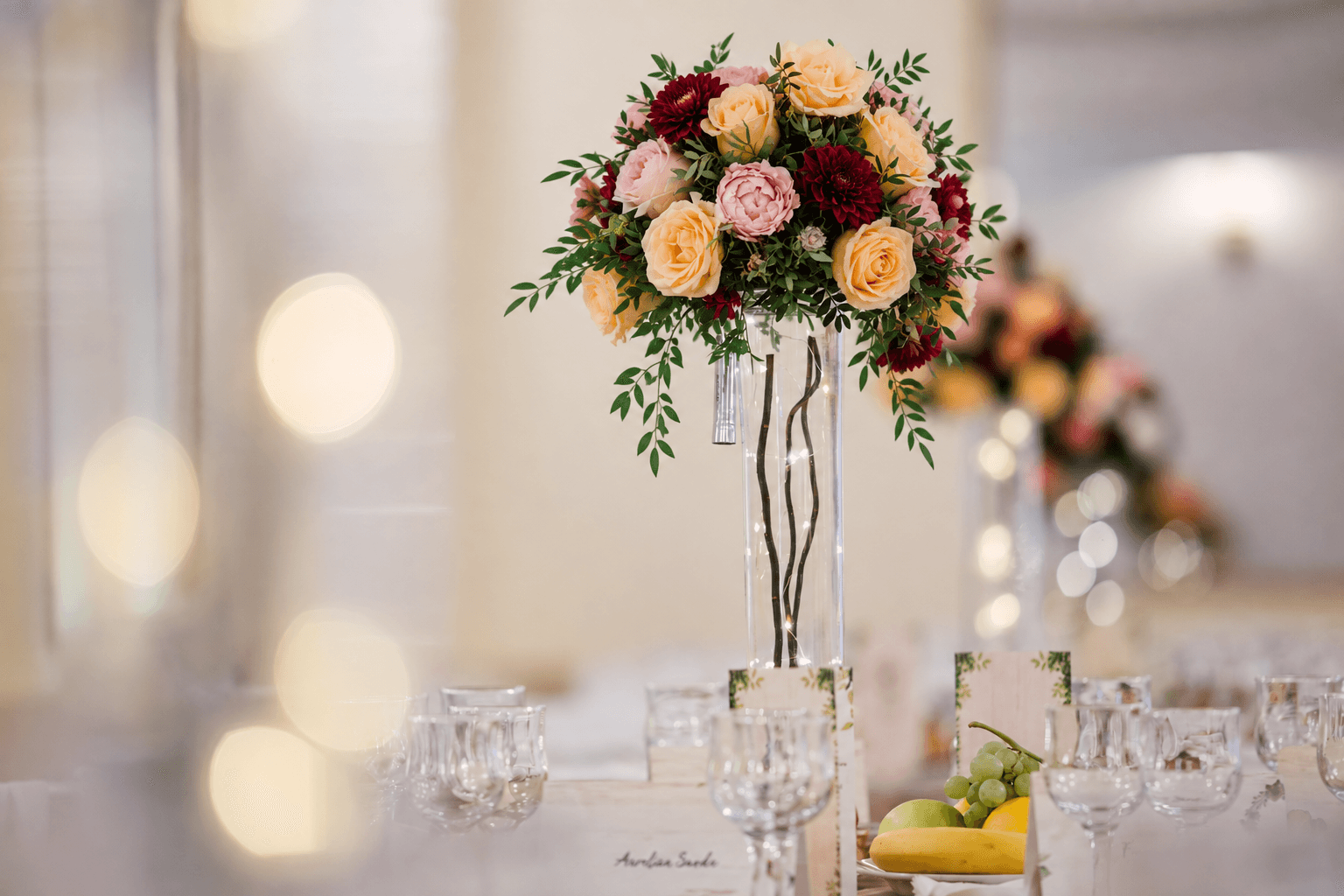 Decor floral — Nuntă în tonuri de burgundy, roz și piersică — flori de toamnă