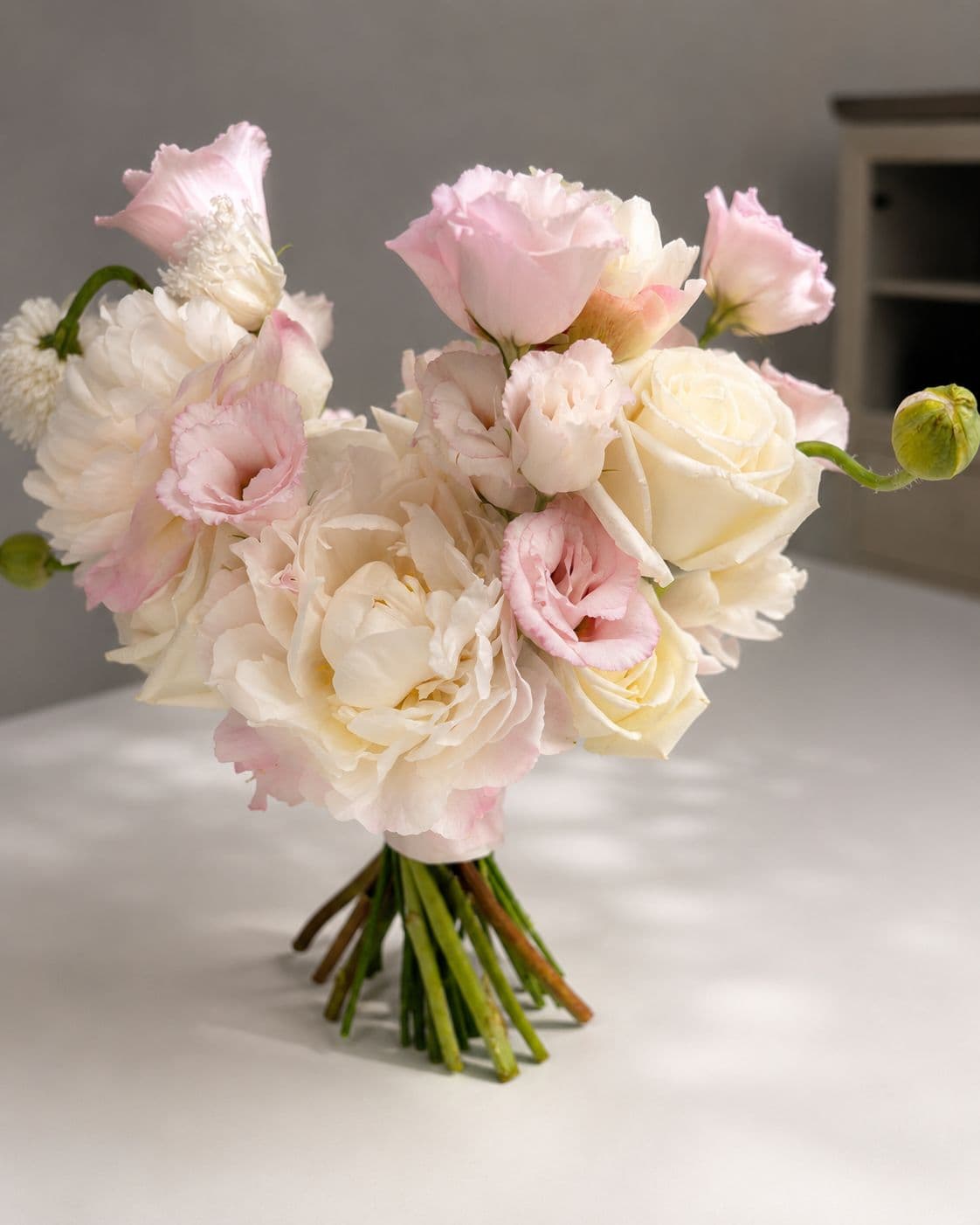 Buchet de mireasă — Buchet de mireasă romantic în roz pudrat și ivory