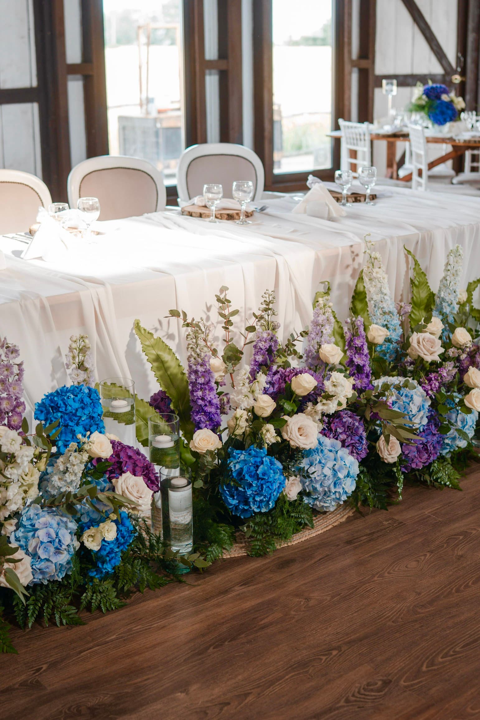 Decor floral — Nuntă în tonuri de albastru, lila și alb — flori romantice de vară