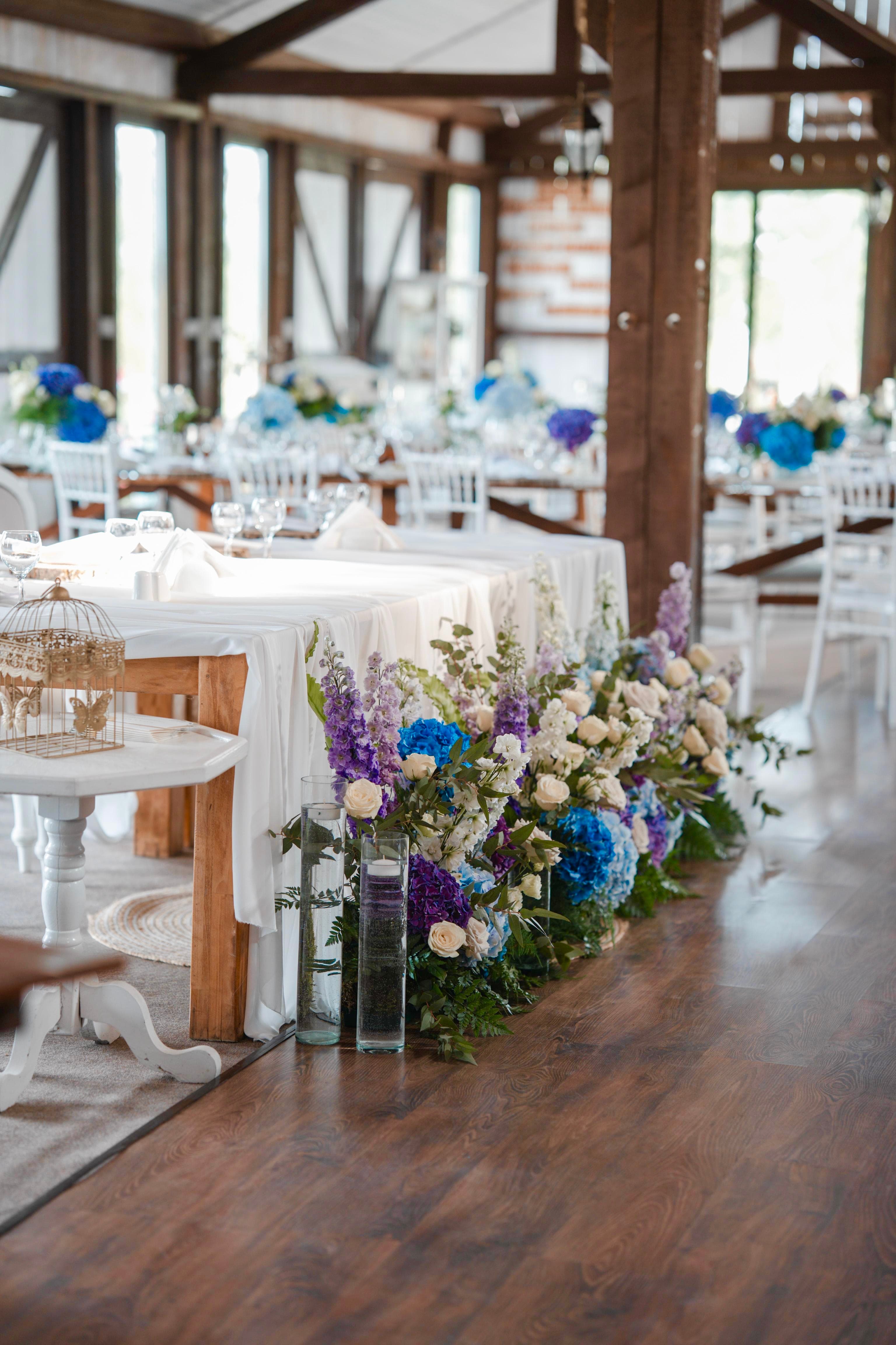 Decor floral — Nuntă în tonuri de albastru, lila și alb — flori romantice de vară