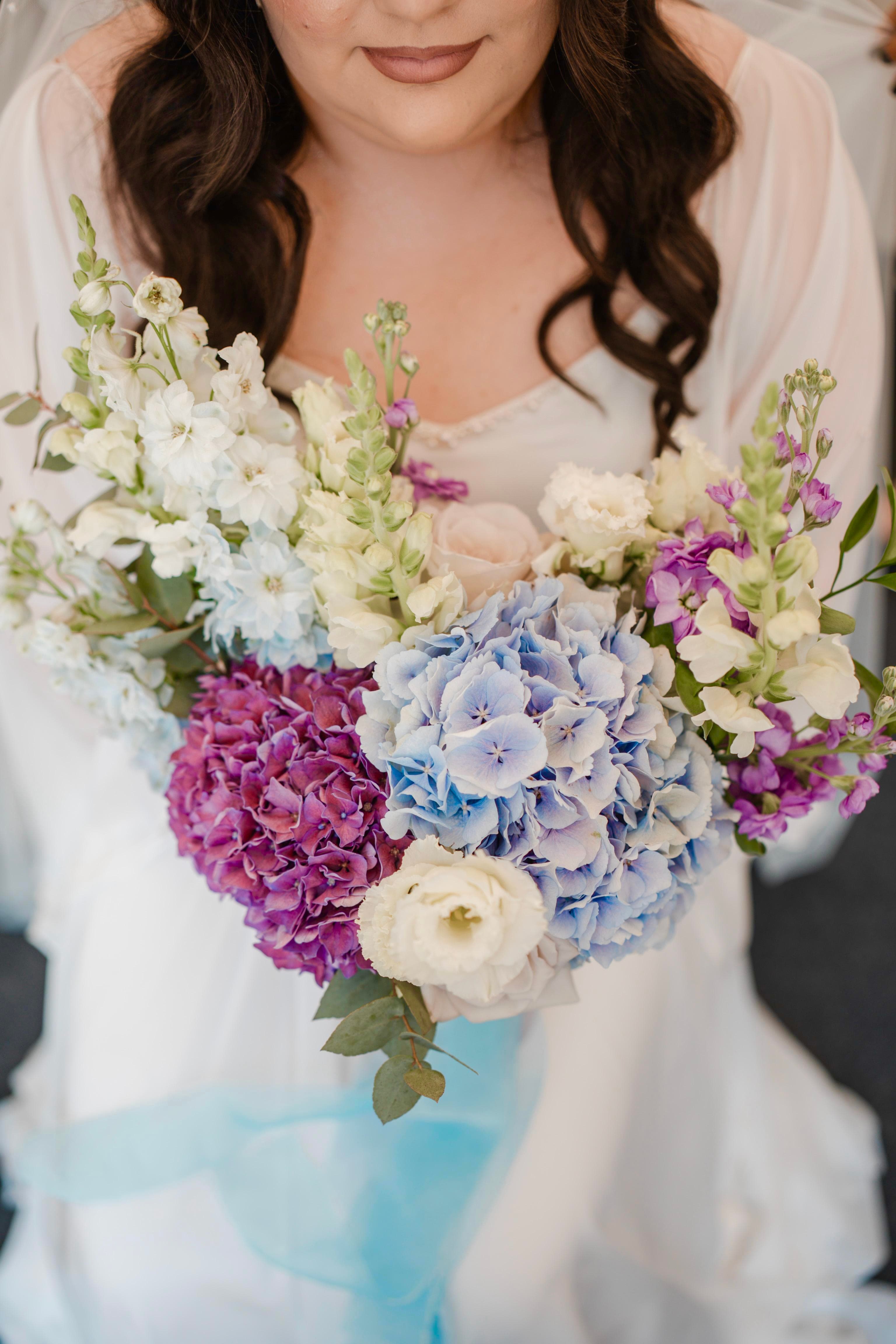 Decor floral — Nuntă în tonuri de albastru, lila și alb — flori romantice de vară