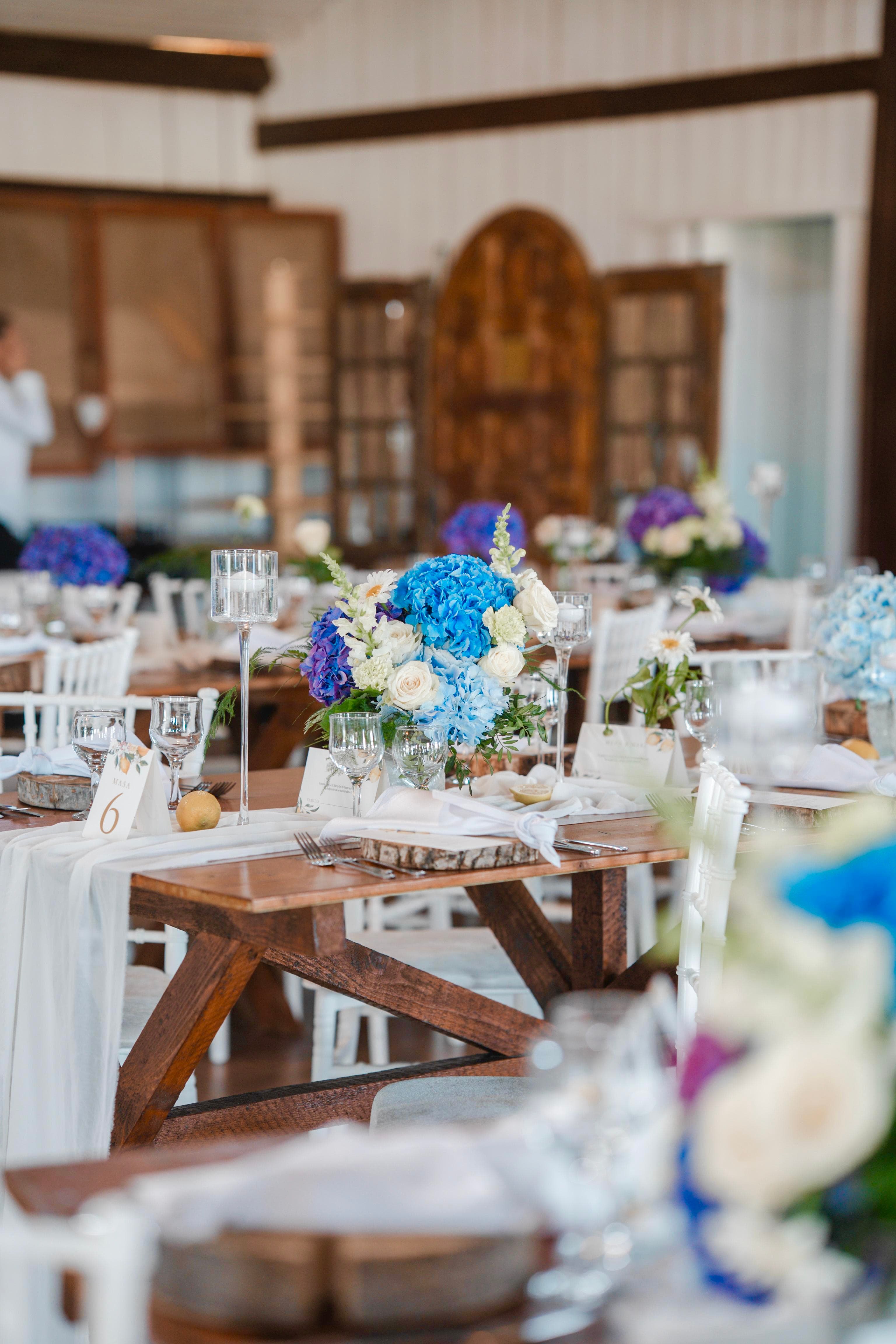 Decor floral — Nuntă în tonuri de albastru, lila și alb — flori romantice de vară
