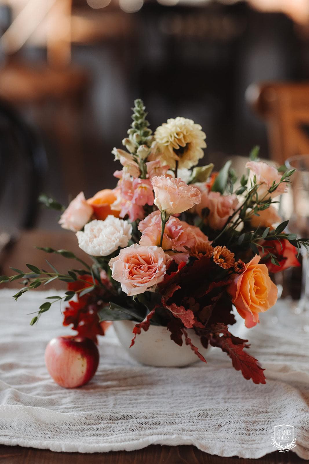 Decor floral — O nuntă de toamnă în tonuri calde — romantism,flori și lumină