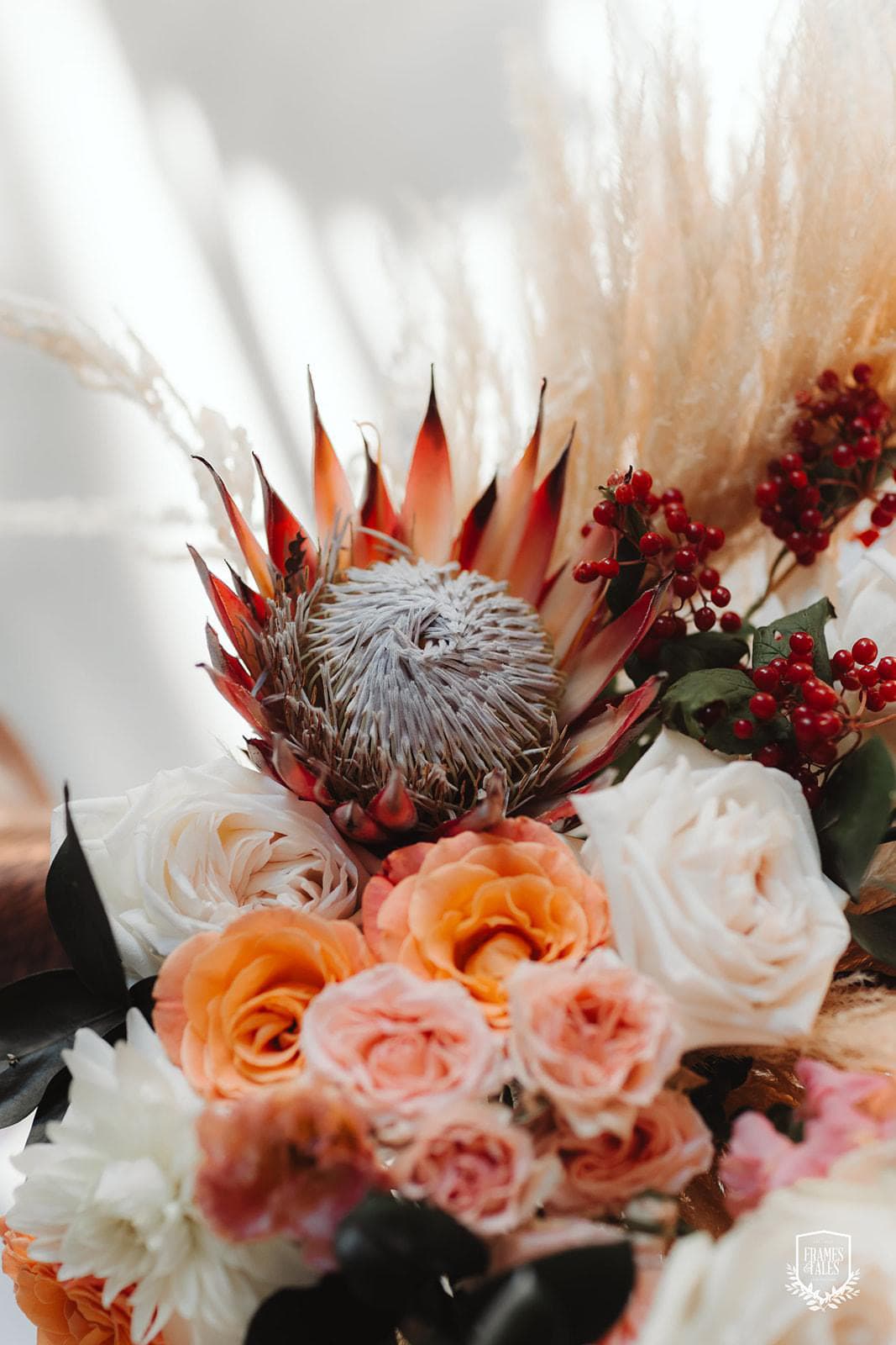 Decor floral — O nuntă de toamnă în tonuri calde — romantism,flori și lumină