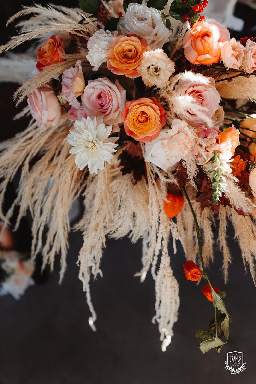 Decor floral — O nuntă de toamnă în tonuri calde — romantism,flori și lumină