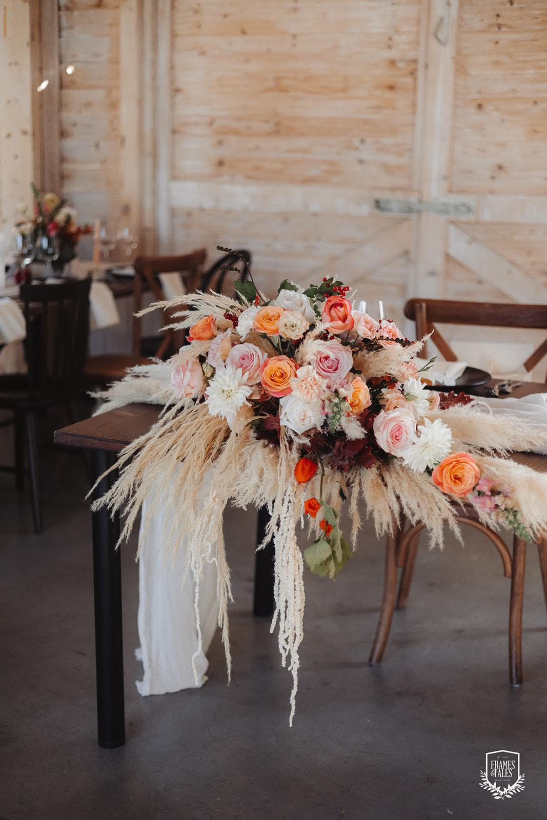 Decor floral — O nuntă de toamnă în tonuri calde — romantism,flori și lumină