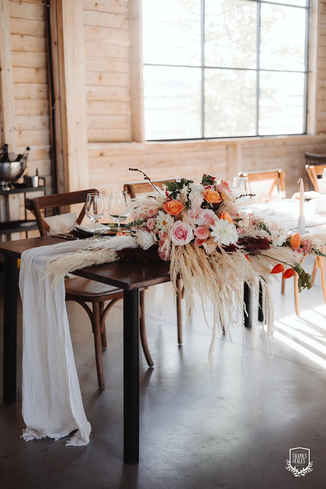 Decor floral — O nuntă de toamnă în tonuri calde — romantism,flori și lumină