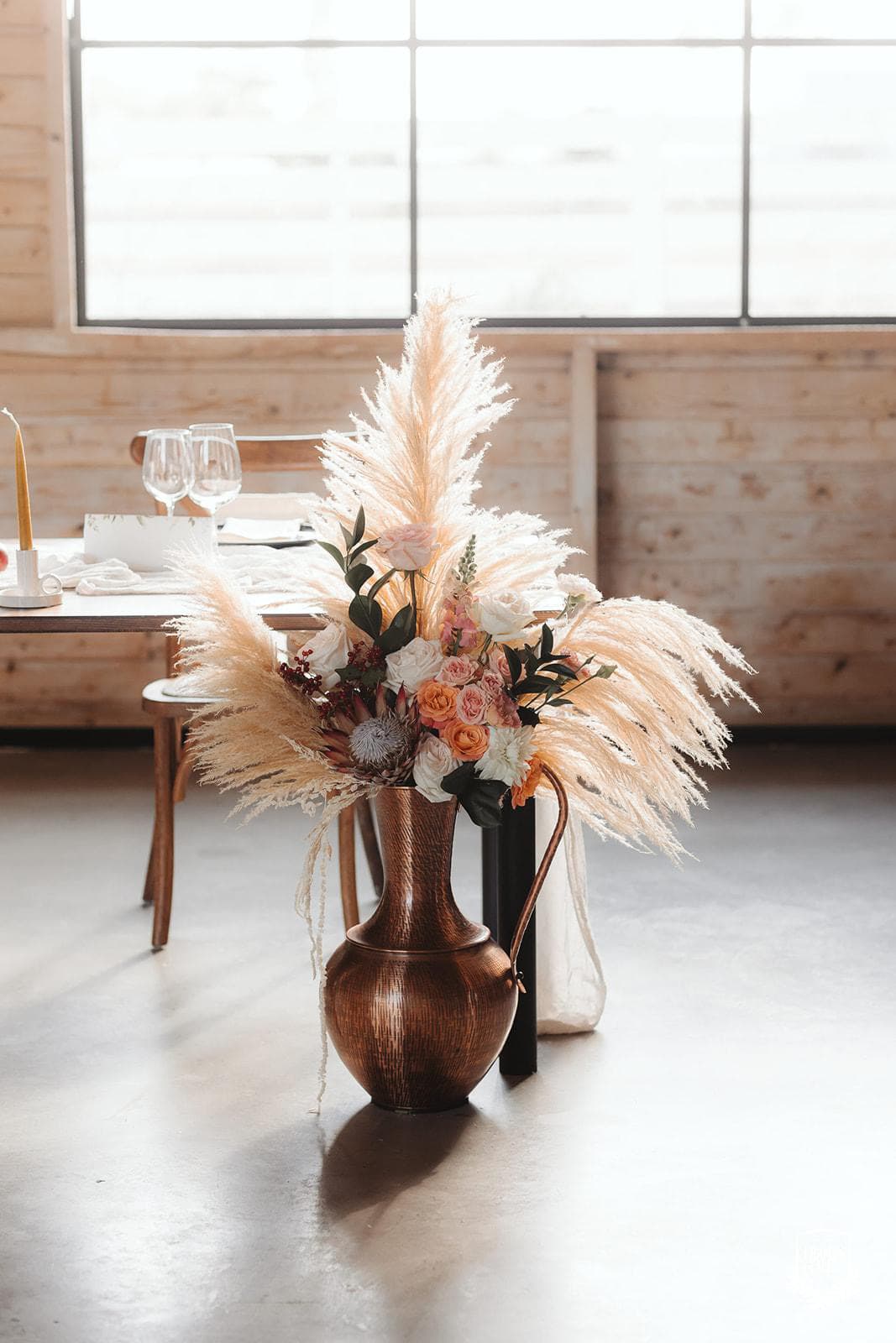 Decor floral — O nuntă de toamnă în tonuri calde — romantism,flori și lumină