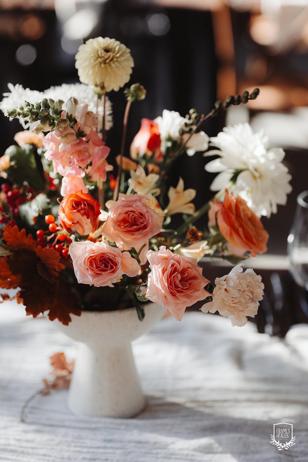 Decor floral — O nuntă de toamnă în tonuri calde — romantism,flori și lumină