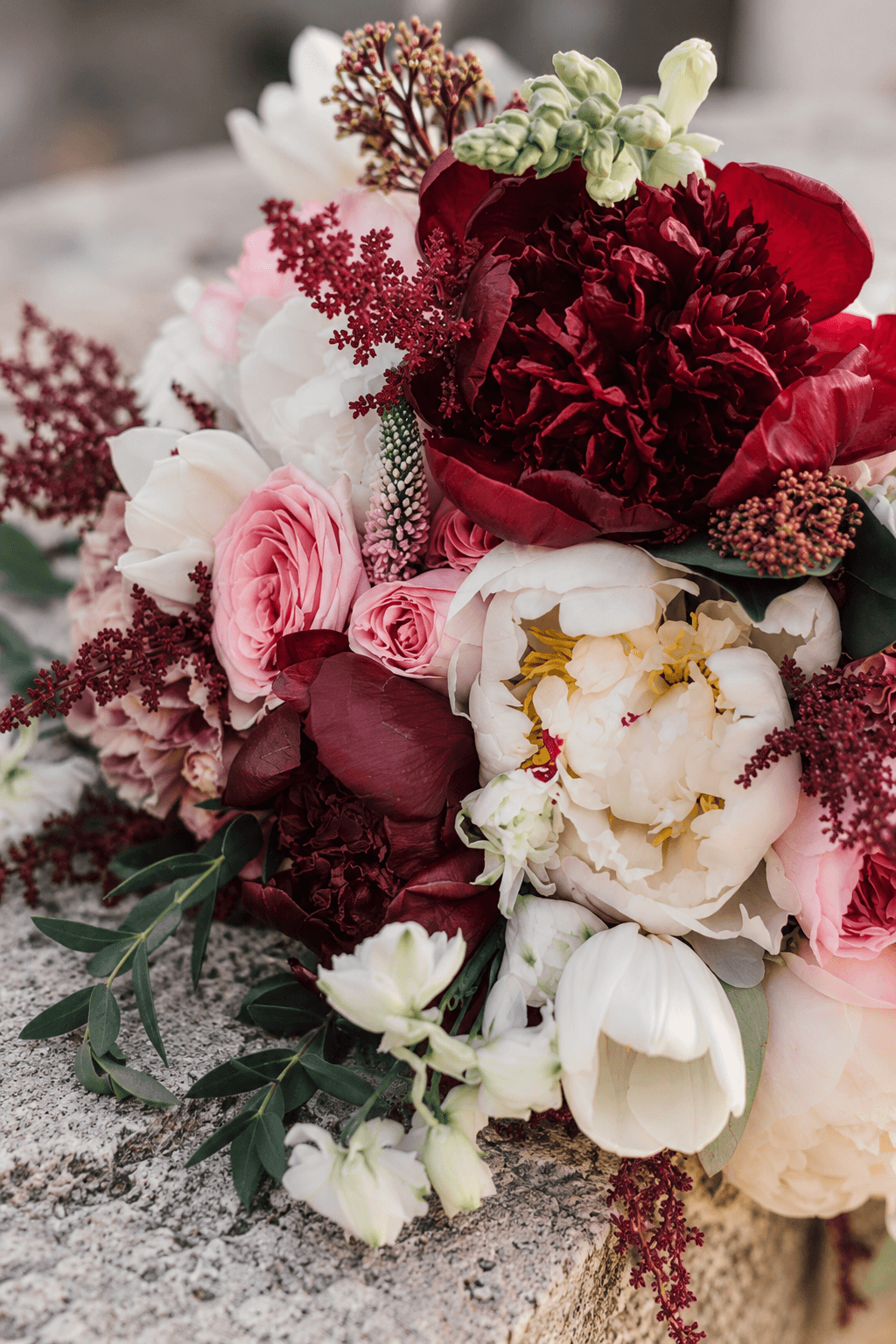 Buchet de mireasă — Buchet de mireasă în tonuri de burgundy și roz pudrat
