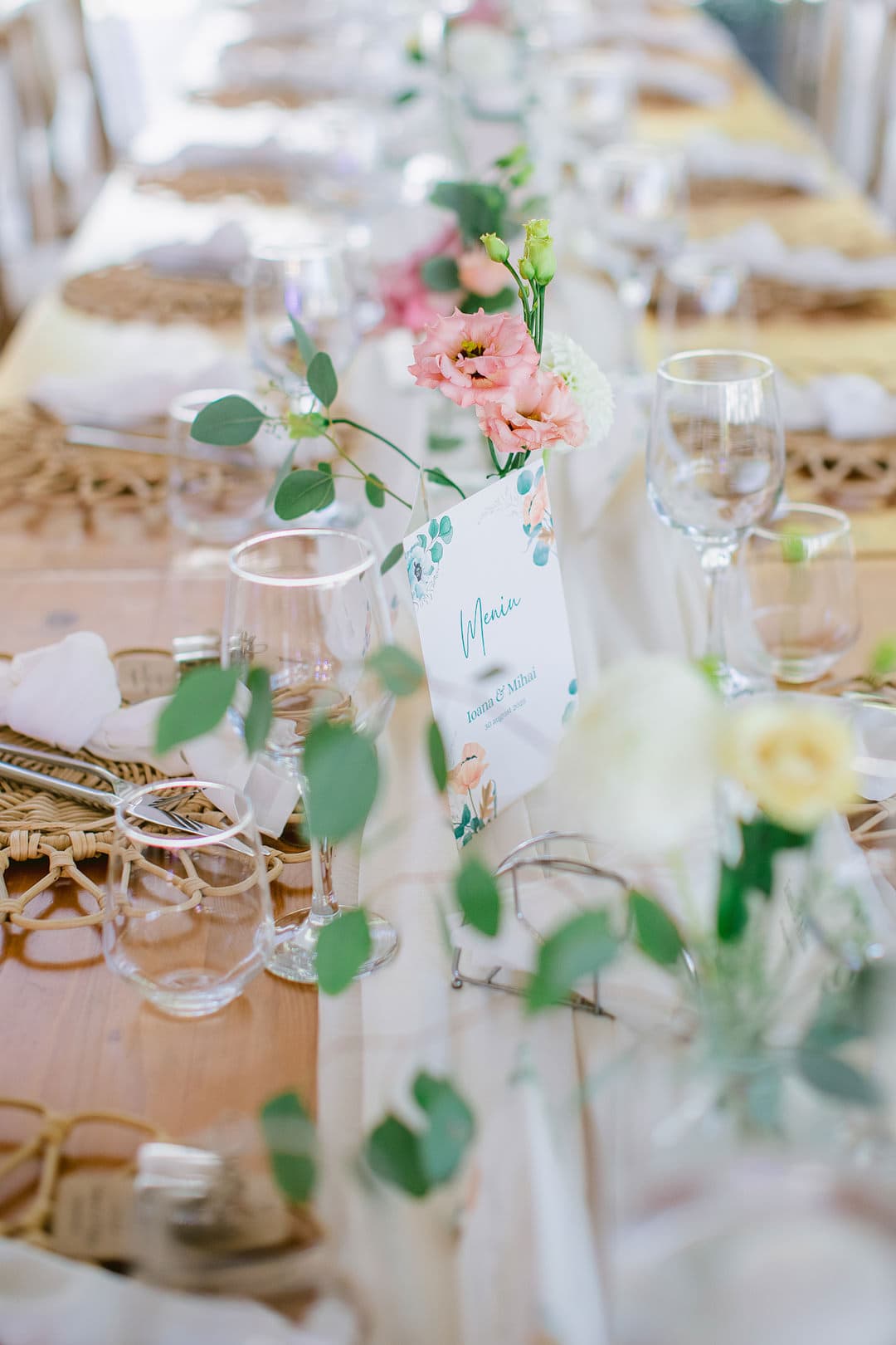 Decor floral — Nuntă în tonuri de roz, persică și crem — flori romantice cu influențe garden-inspired