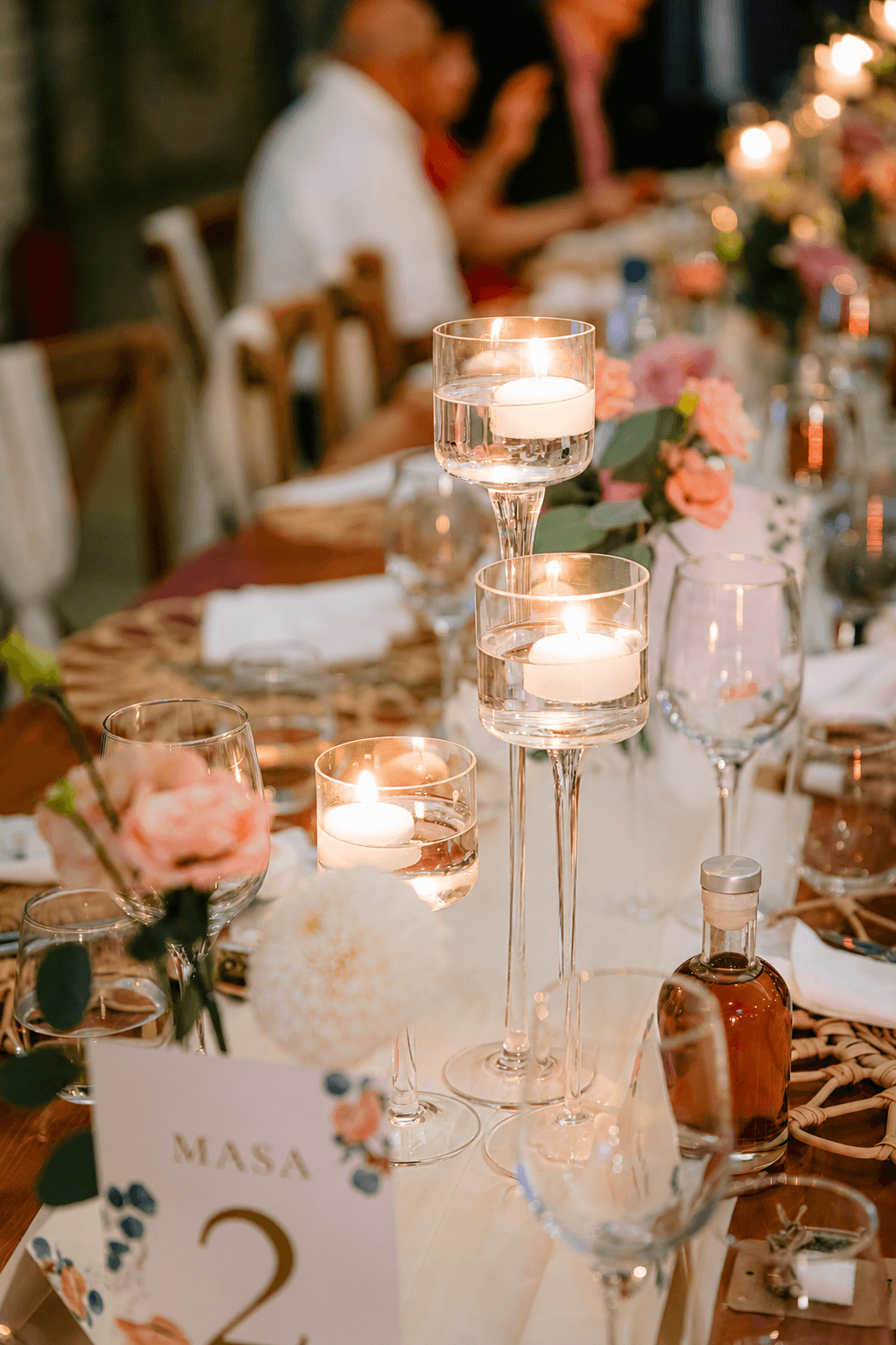 Decor floral — Nuntă în tonuri de roz, persică și crem — flori romantice cu influențe garden-inspired