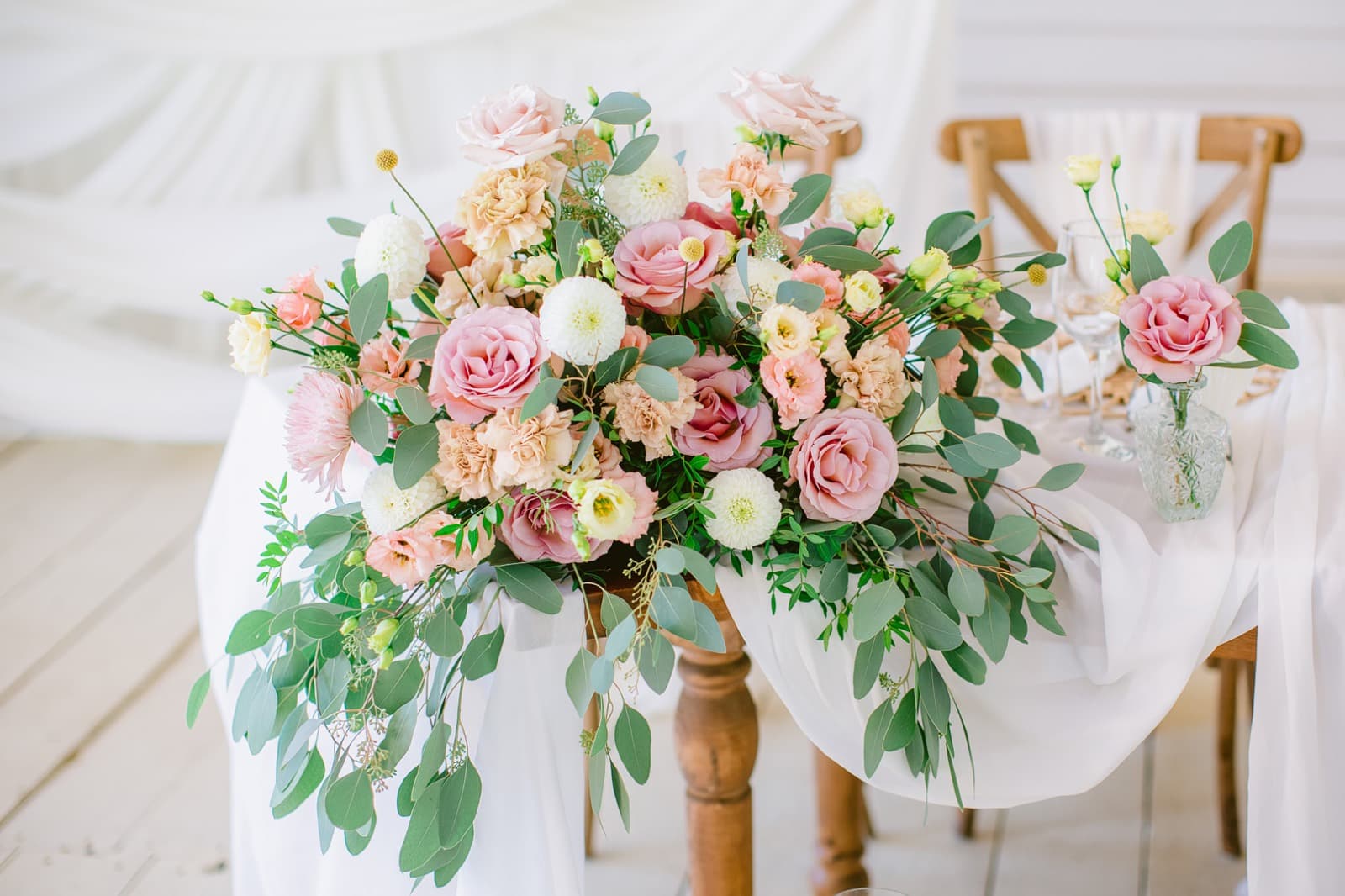 Decor floral — Nuntă în tonuri de roz, persică și crem — flori romantice cu influențe garden-inspired