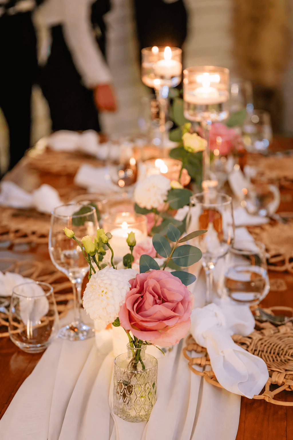 Decor floral de nuntă — Nuntă în tonuri de roz, persică și crem — flori romantice cu influențe garden-inspired