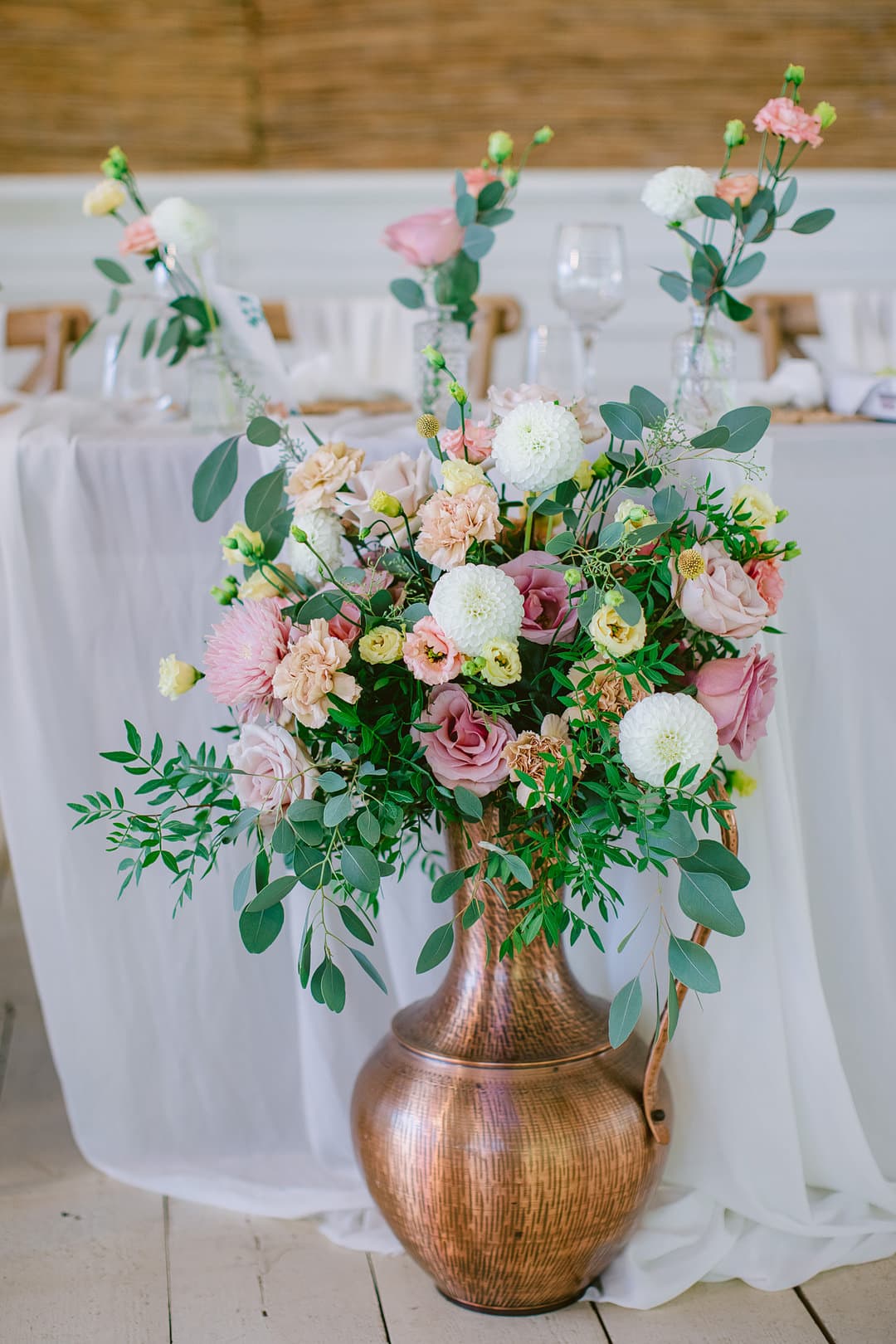 Decor floral — Nuntă în tonuri de roz, persică și crem — flori romantice cu influențe garden-inspired