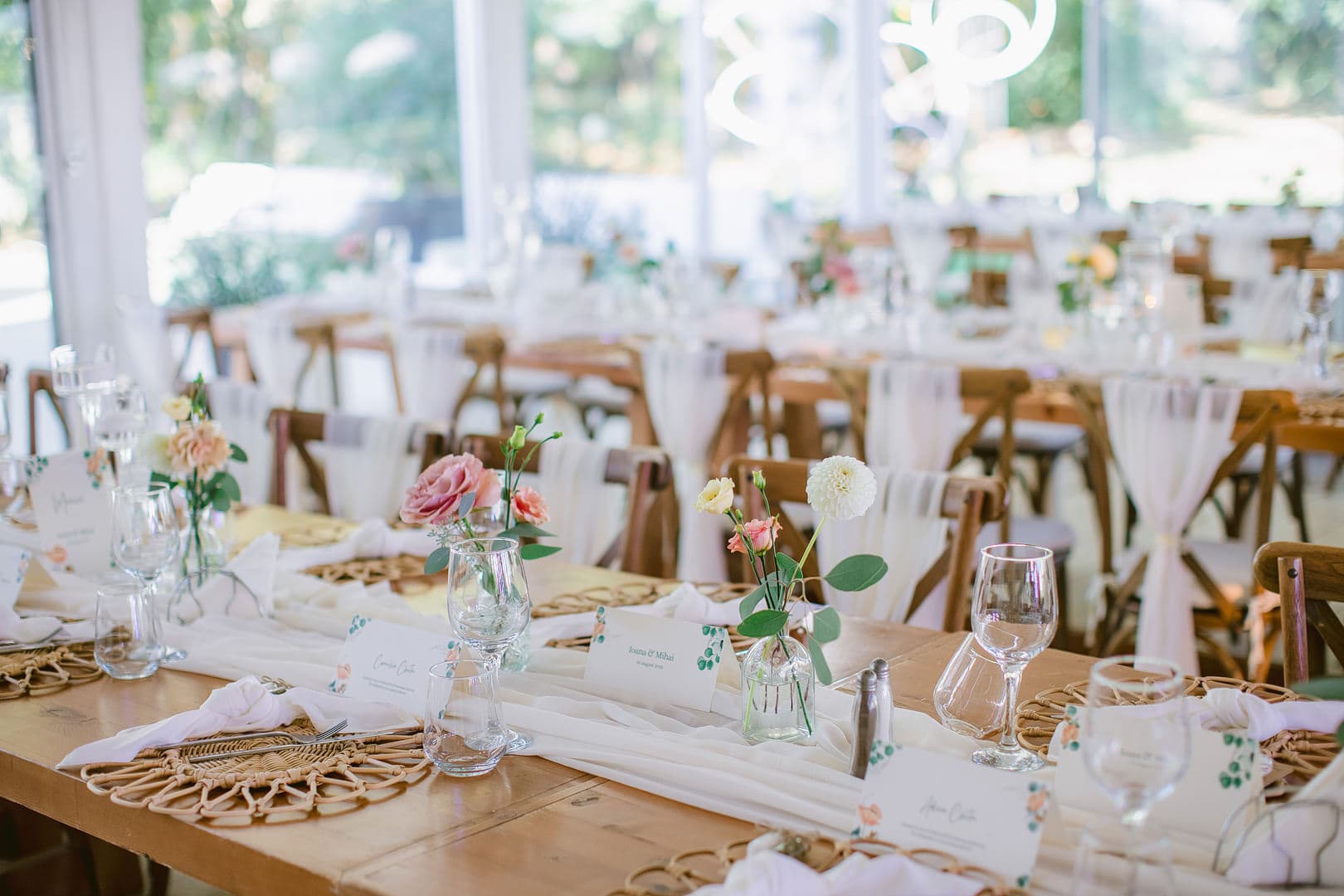 Decor floral — Nuntă în tonuri de roz, persică și crem — flori romantice cu influențe garden-inspired