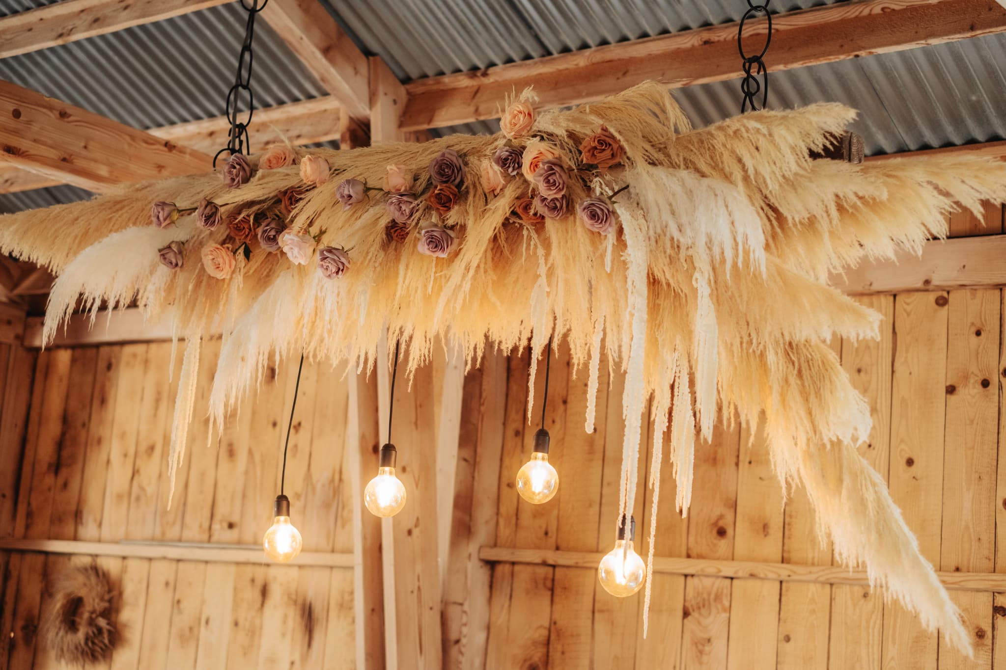 Decor floral — O nuntă cu suflet boem și eleganță naturală