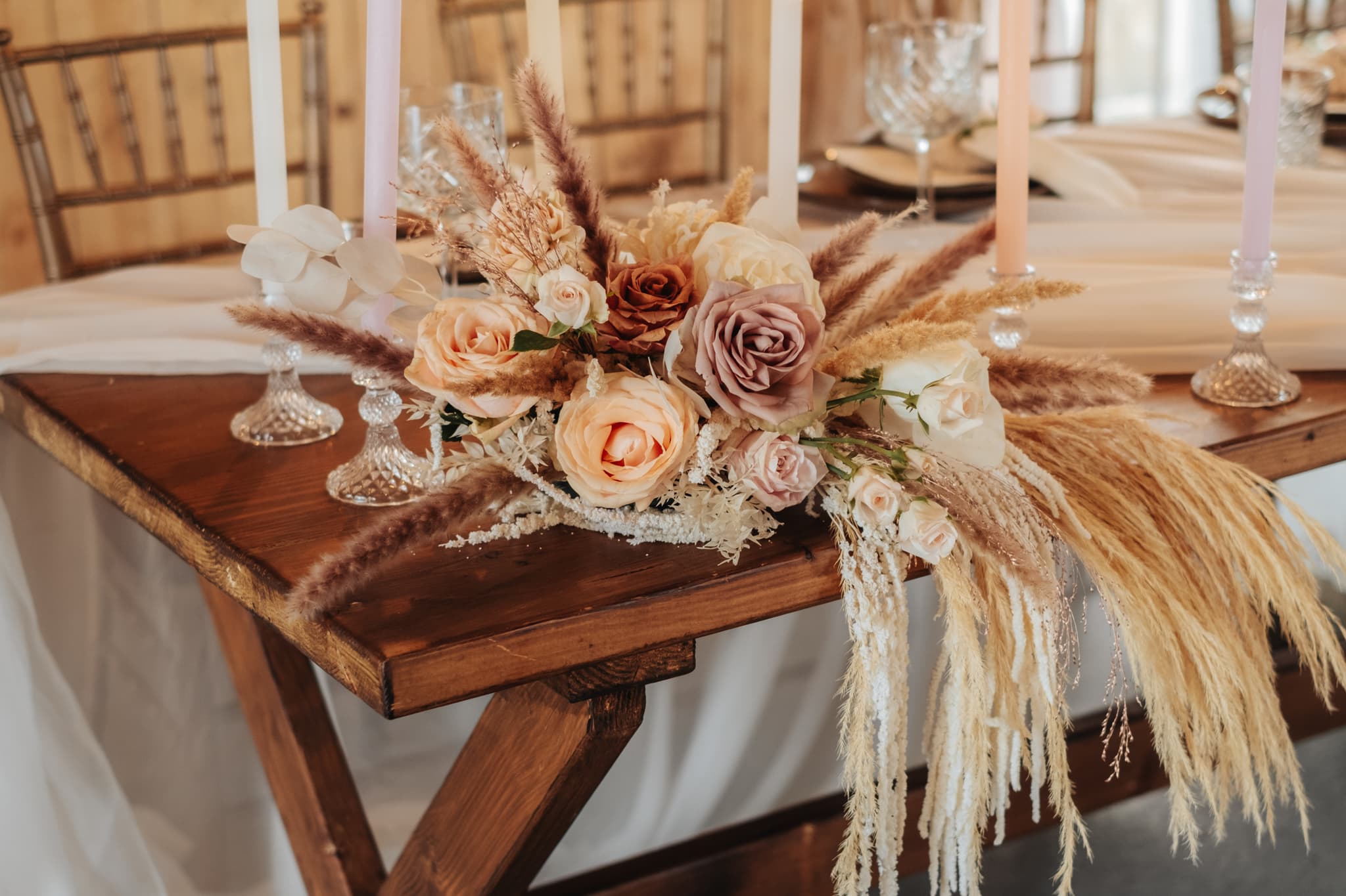 Decor floral — O nuntă cu suflet boem și eleganță naturală