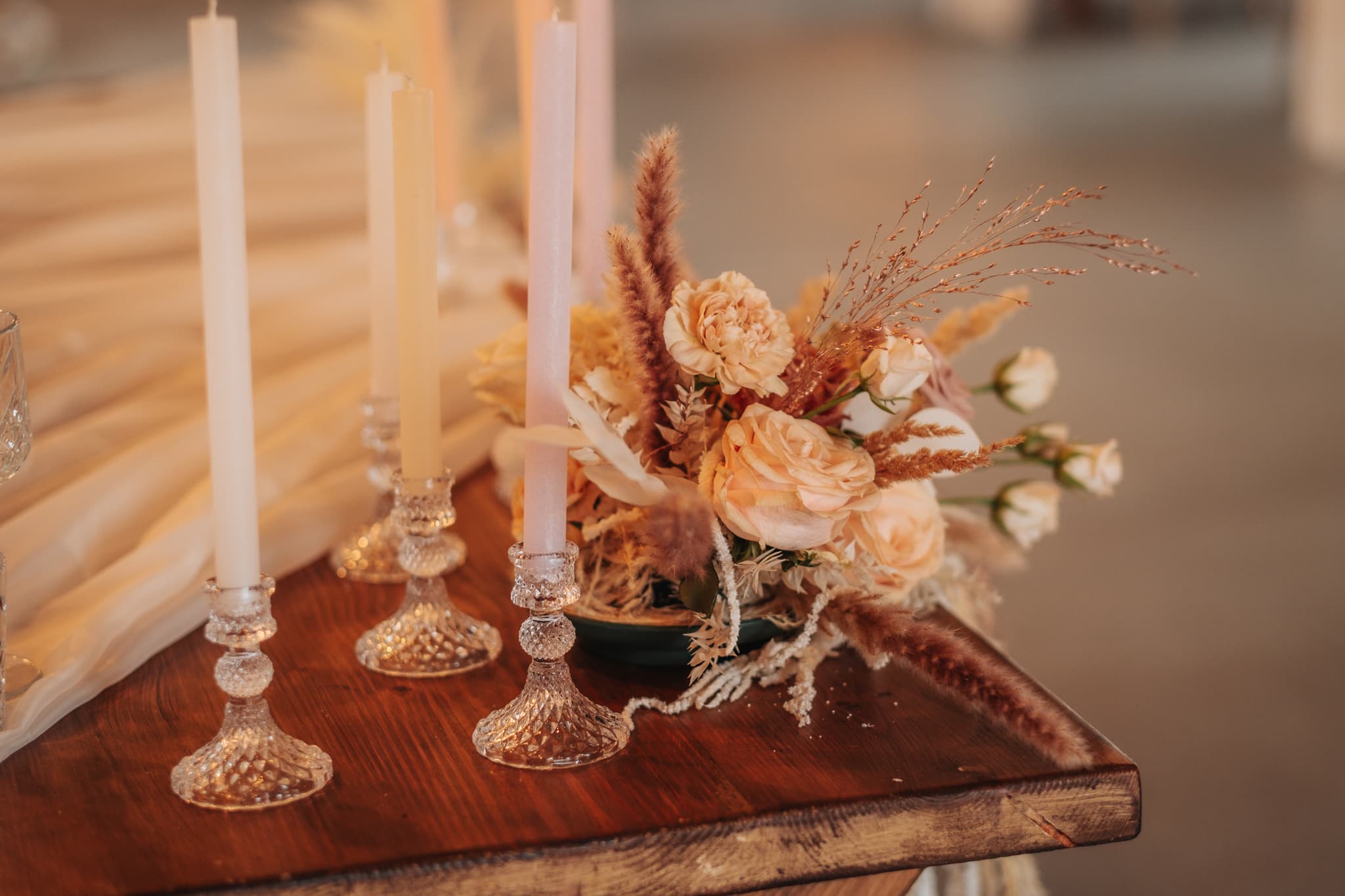 Decor floral — O nuntă cu suflet boem și eleganță naturală