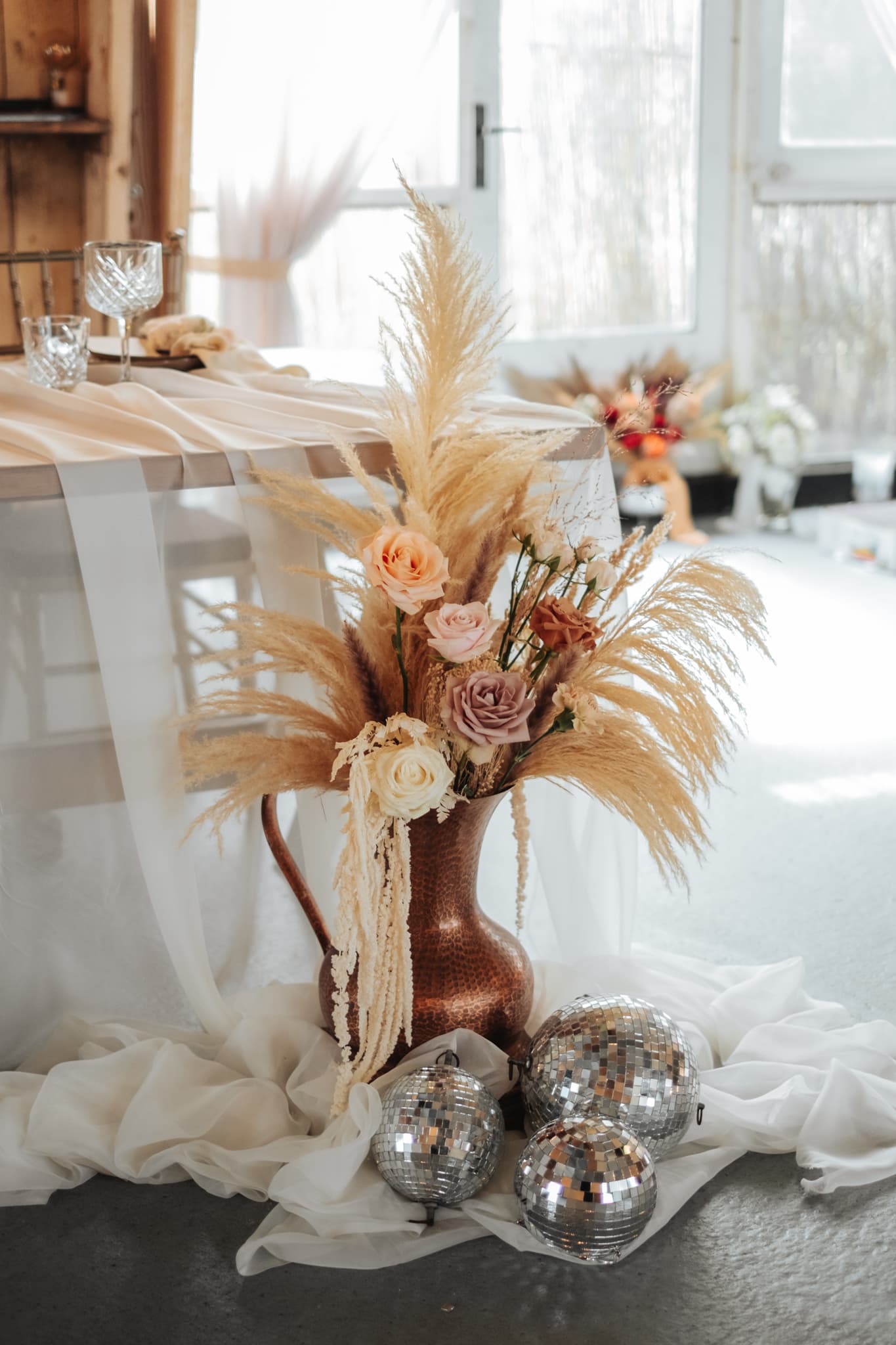 Decor floral — O nuntă cu suflet boem și eleganță naturală