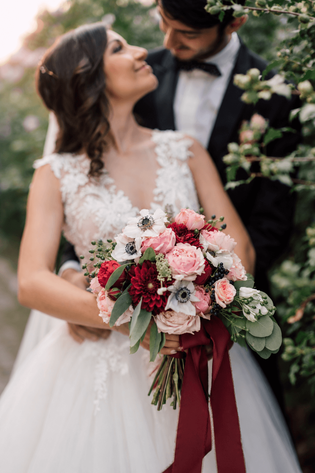 Decor floral de nuntă — Nuntă în tonuri de burgundy, roz și piersică — flori de toamnă