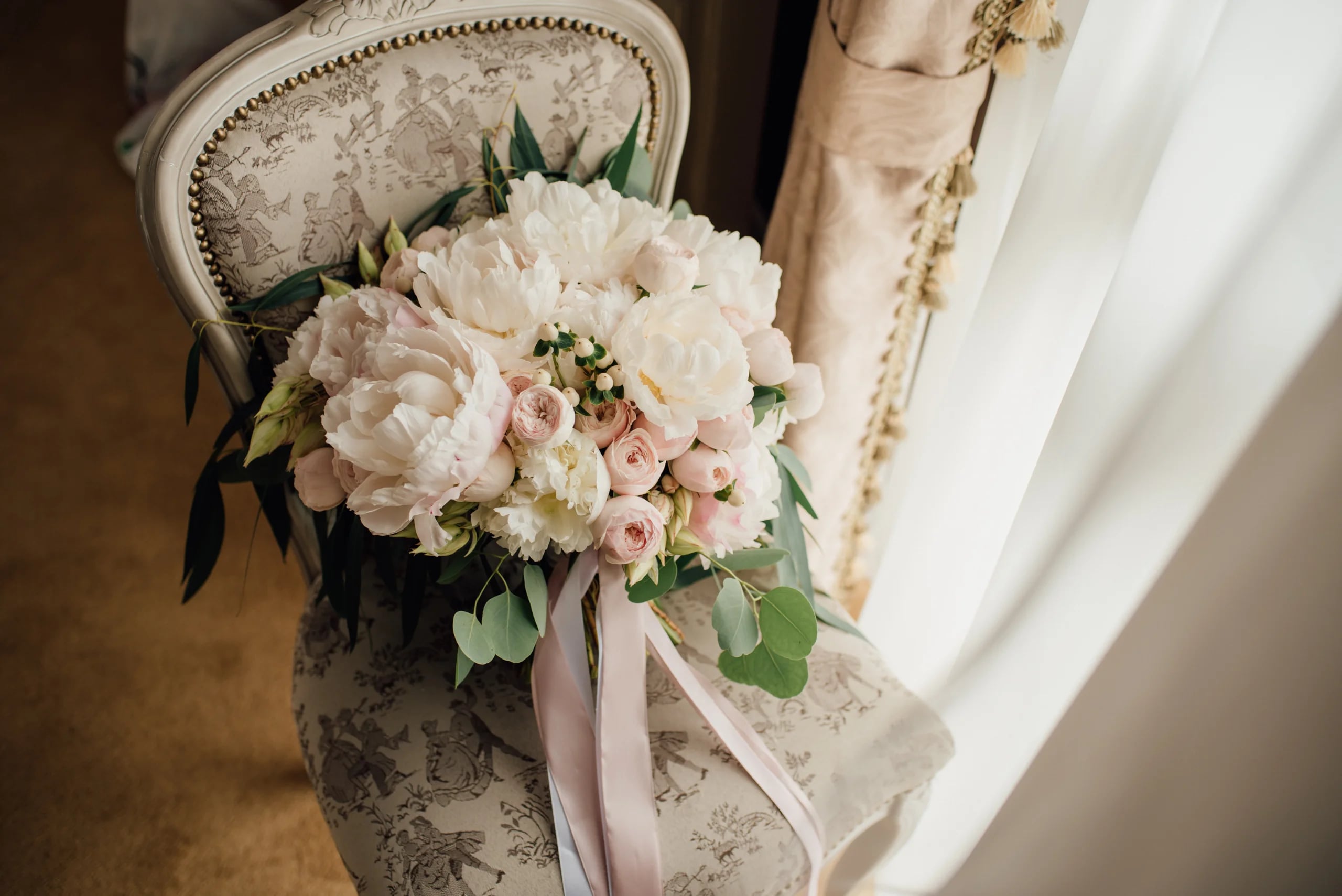 Decor floral de nuntă — Abundență în alb