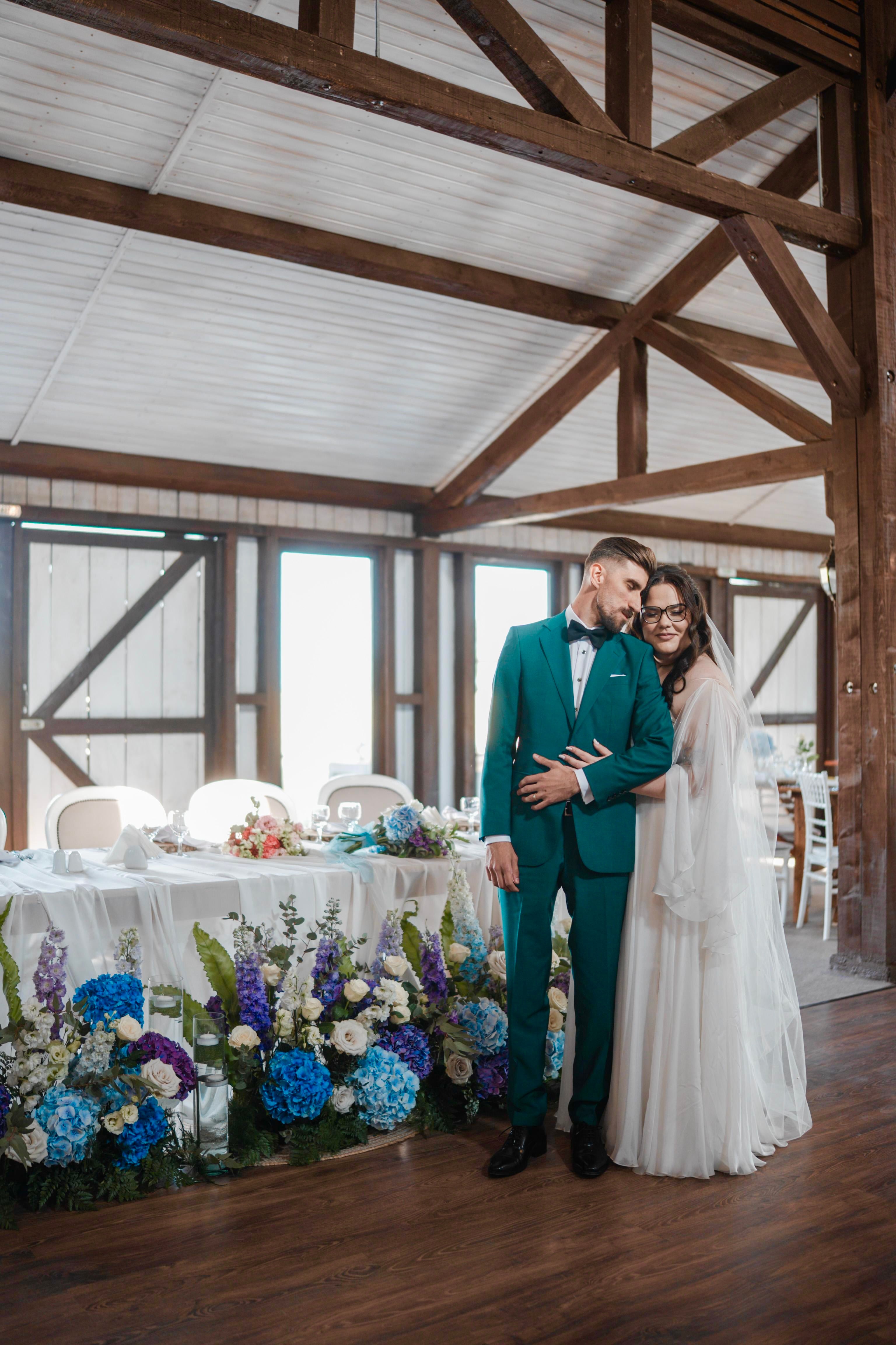 Decor floral de nuntă — Nuntă în tonuri de albastru, lila și alb — flori romantice de vară