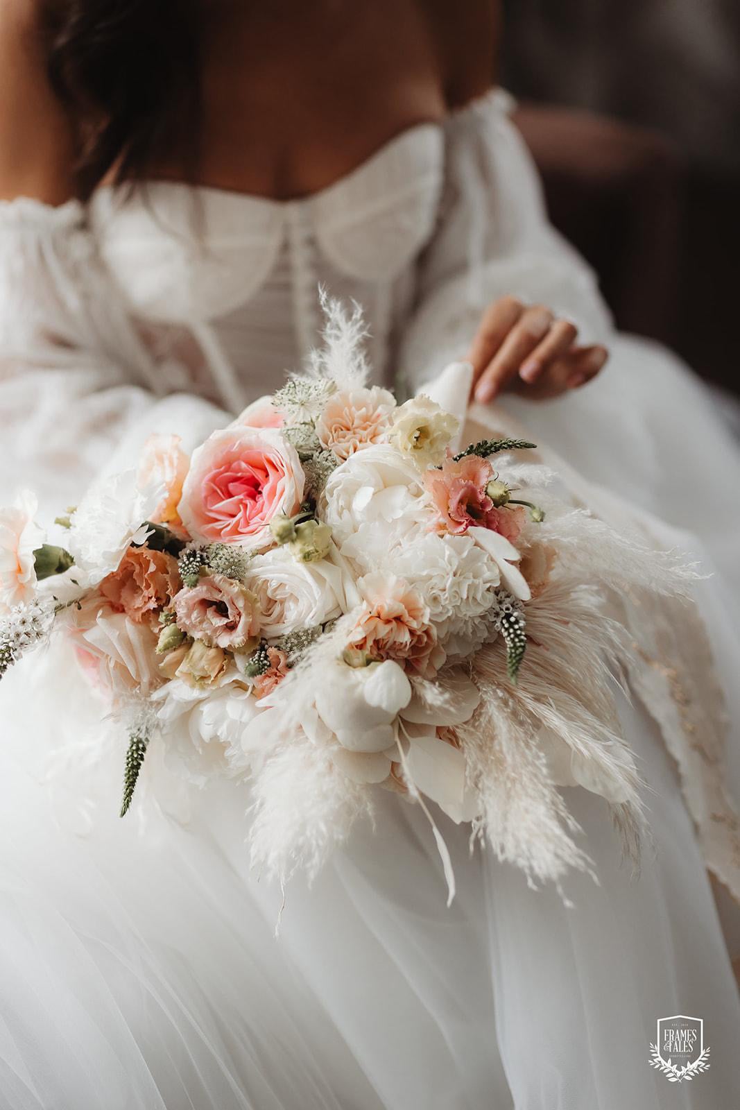 Decor floral de nuntă — O nuntă de toamnă în tonuri calde — romantism,flori și lumină