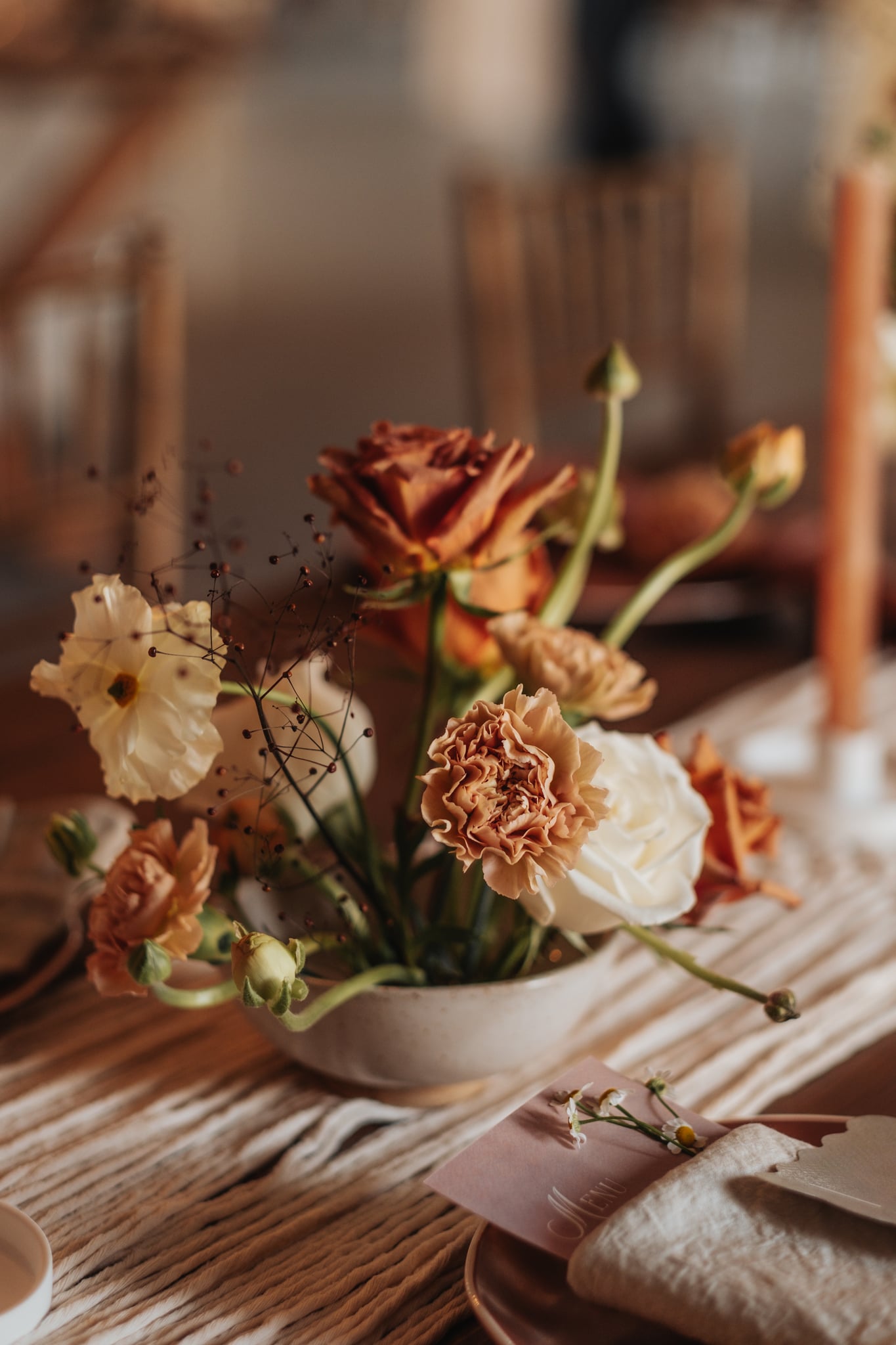 Decor floral de nuntă — O nuntă cu suflet boem și eleganță naturală