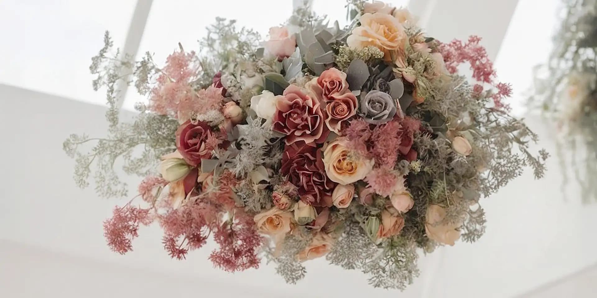 Decoruri florale suspendate pentru nuntă: Cum să creezi un wow factor la evenimentul tău.
