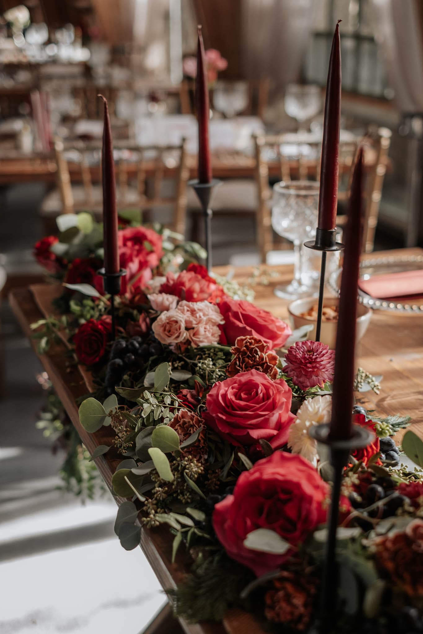 Decor floral — Nuntă în tonuri de vin